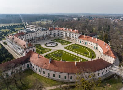 Eszterházy-kastély (nyugati szárny) és hercegi istálló