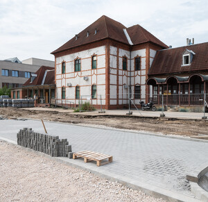 Székesfehérvári kórház parkoló, közlekedőfolyosó